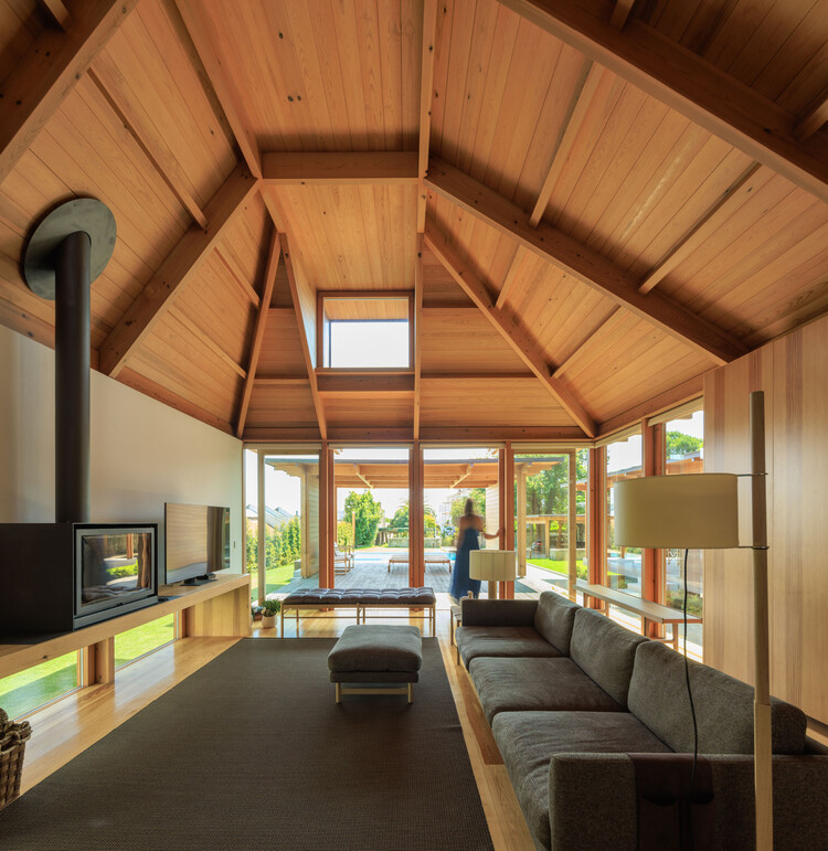 House da Fontinha / Carlos Castanheira - Интерьерная фотография, Гостиная, Стол, Окна, Балка