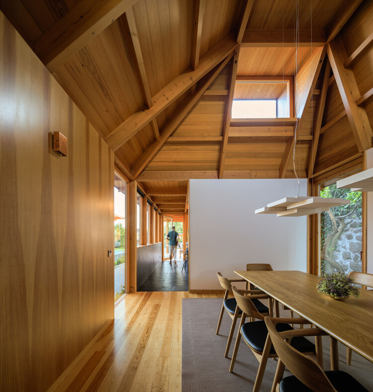 House da Fontinha / Carlos Castanheira - Интерьерная фотография, Столовая, Стол, Окна, Балка, Стул
