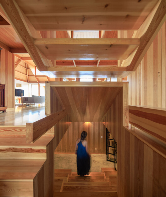 House da Fontinha / Carlos Castanheira - Интерьерная фотография, Лестница, Балка