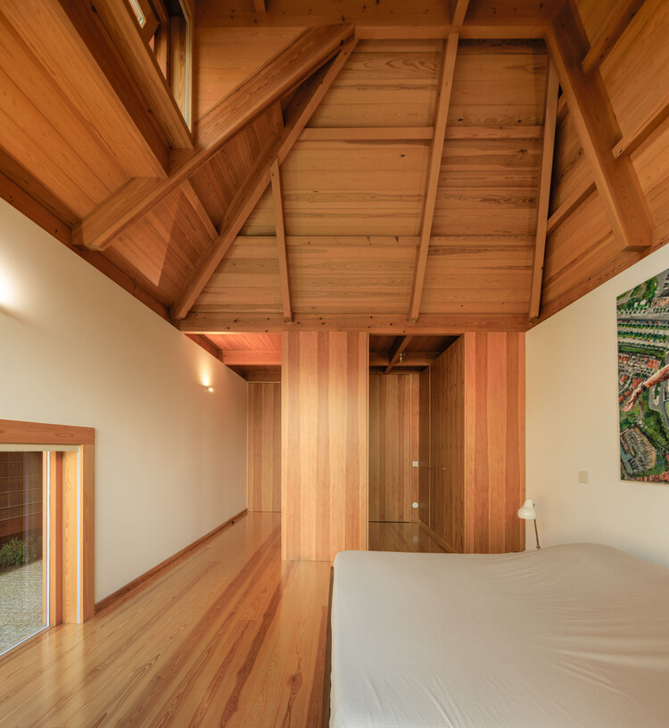 House da Fontinha / Carlos Castanheira - Интерьерная фотография, Спальня, Окна, Балка