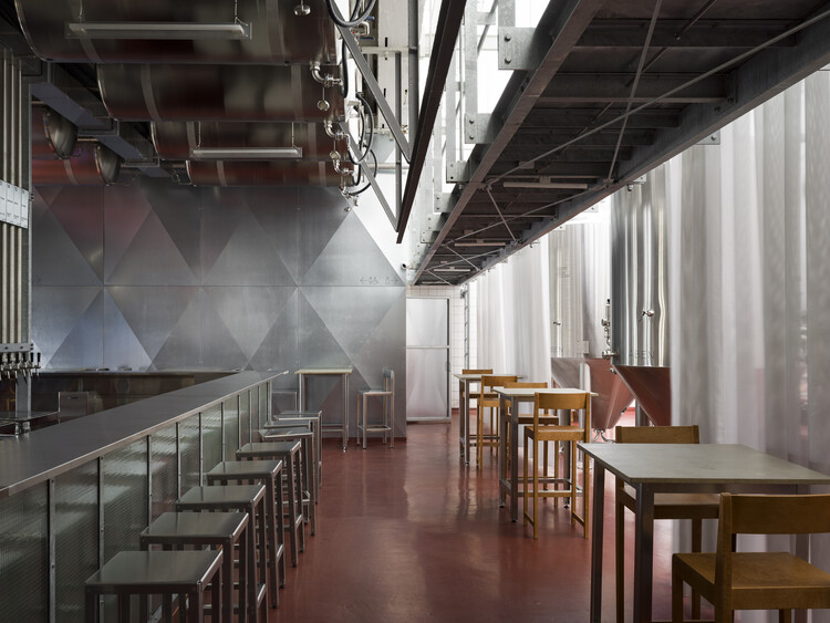 ÅBEN Brewery / pihlmann architects - Интерьерная фотография, Стол, Балка