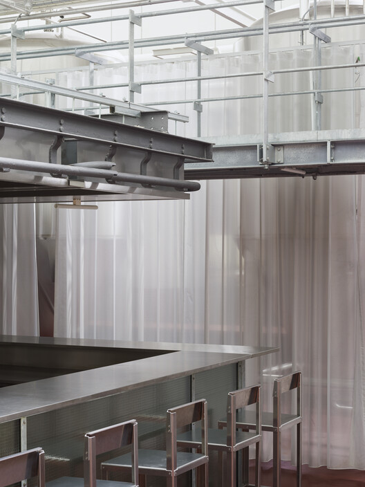 ÅBEN Brewery / pihlmann architects - Интерьерная фотография, Кухня, Стол, Стеллаж, Стул