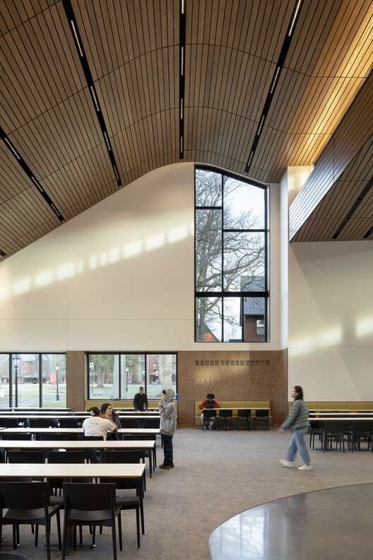 The Lawrenceville School Tsai Commons and Field House / Sasaki - Внутренняя фотография, кухня, окна, стол, скамейка, балка