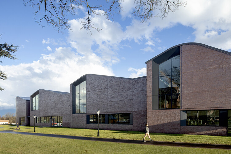Школа Лоуренсвилля Tsai Commons and Field House / Sasaki - Наружная фотография, окна, фасад