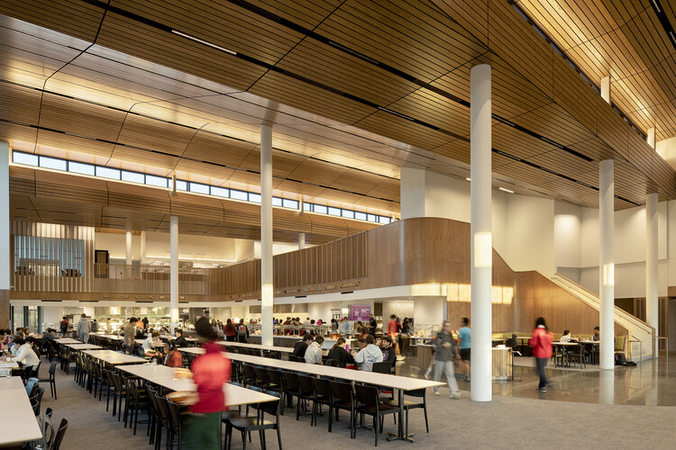 The Lawrenceville School Tsai Commons and Field House / Sasaki - Интерьерная фотография, стол, стул