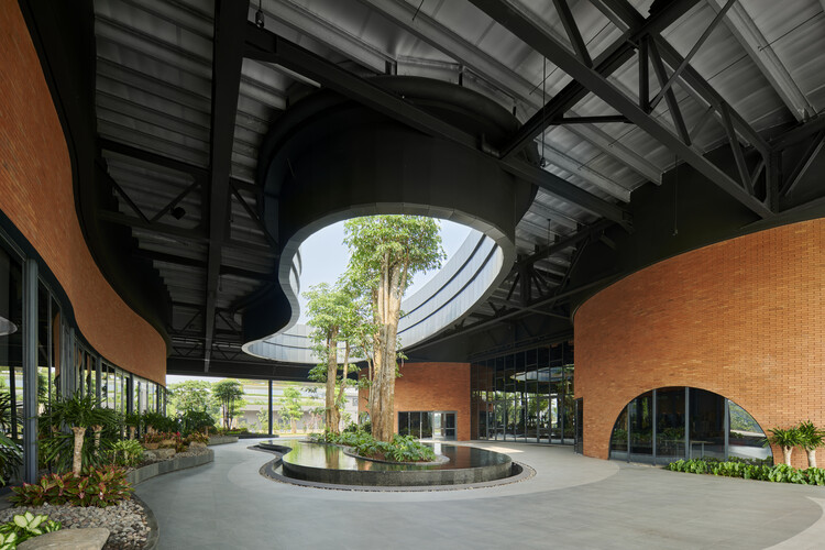 Столовая главного офиса Mayora / Lex and Architects - Интерьерная фотография
