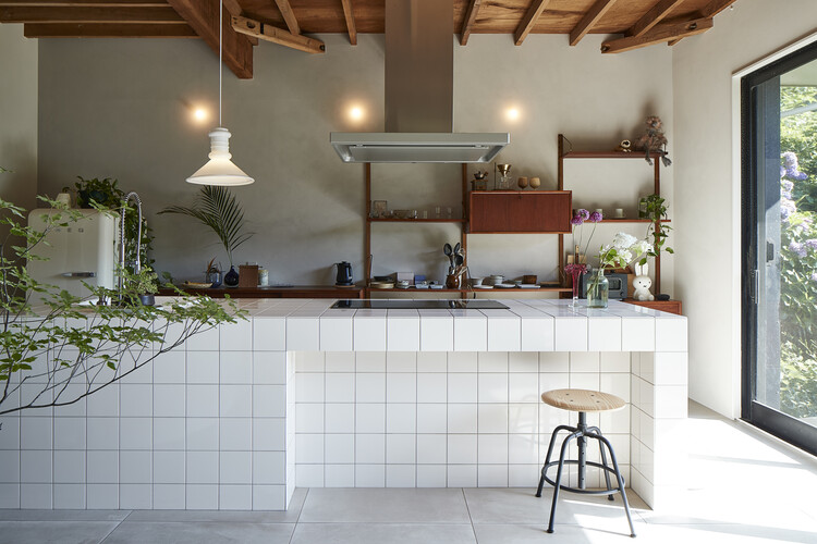 Kamakura House / ROOVICE - Интерьерная фотография, Кухня, Окна, Стул, Балка