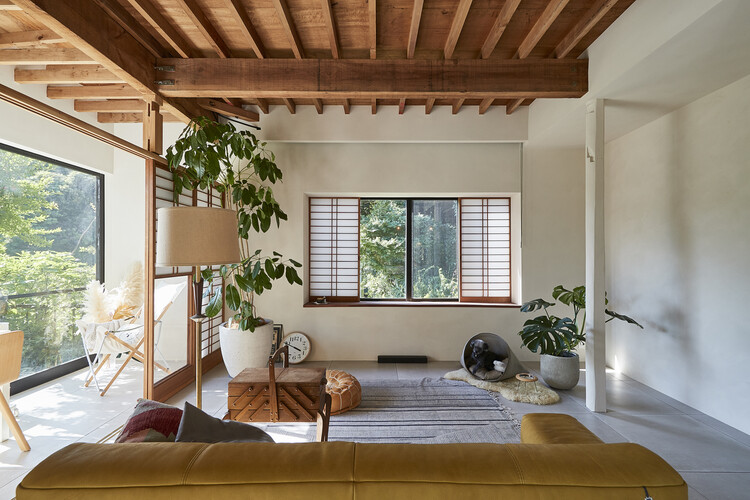Kamakura House / ROOVICE - Интерьерная фотография, Гостиная, Окна, Дерево, Освещение, Луч