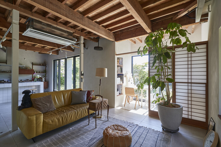 Kamakura House / ROOVICE - Интерьерная фотография, Гостиная, Диван, Стол, Окна, Балка