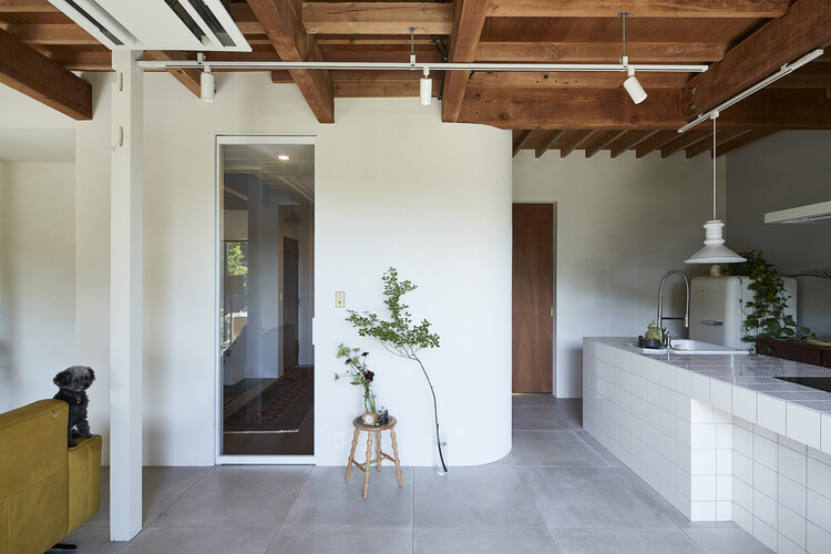 Kamakura House / ROOVICE - Интерьерная фотография, Кухня, Стол, Дверь, Стул, Балка, Окна