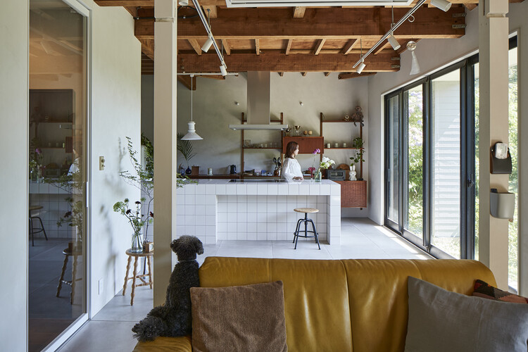 Kamakura House / ROOVICE - Интерьерная фотография, Кухня, Балка, Стул