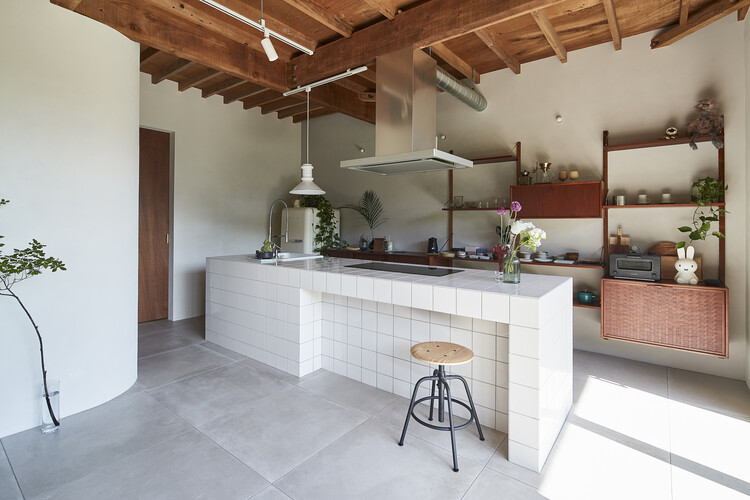 Kamakura House / ROOVICE - Интерьерная фотография, Кухня, Стол, Столешница, Кирпич, Балка, Стул