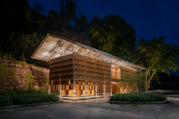 Пальмовый туалет с видом на море цветов / Zaixing Architectural Design - экстерьерная фотография