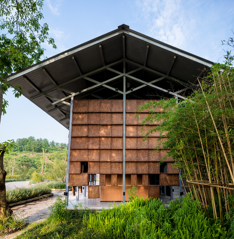 Пальмовый туалет с видом на море цветов / Zaixing Architectural Design - экстерьерная фотография