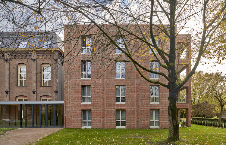 Oude Dijk Housing / Shift Architecture Urbanism - Внешняя фотография, Окна, Кирпич, Фасад