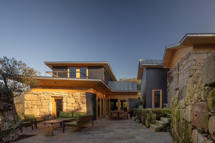 Ermida House / Carlos Castanheira - Экстерьерная фотография, Окна, Фасад