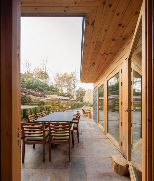 Ermida House / Carlos Castanheira - Интерьерная фотография, Столовая, Окна, Палуба, Балка, Патио