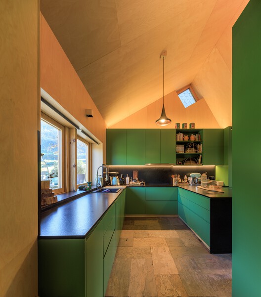 Ermida House / Carlos Castanheira - Интерьерная фотография, Кухня, Стол, Столешница, Освещение, Стул, Окна, Балка