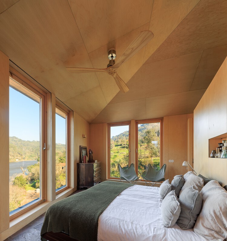 Ermida House / Carlos Castanheira - Интерьерная фотография, Спальня, Дерево, Окна, Освещение, Кровать, Балка