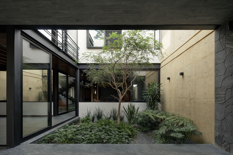 Zibu House / Di Frenna Arquitectos - Наружная фотография, Сад, Двор
