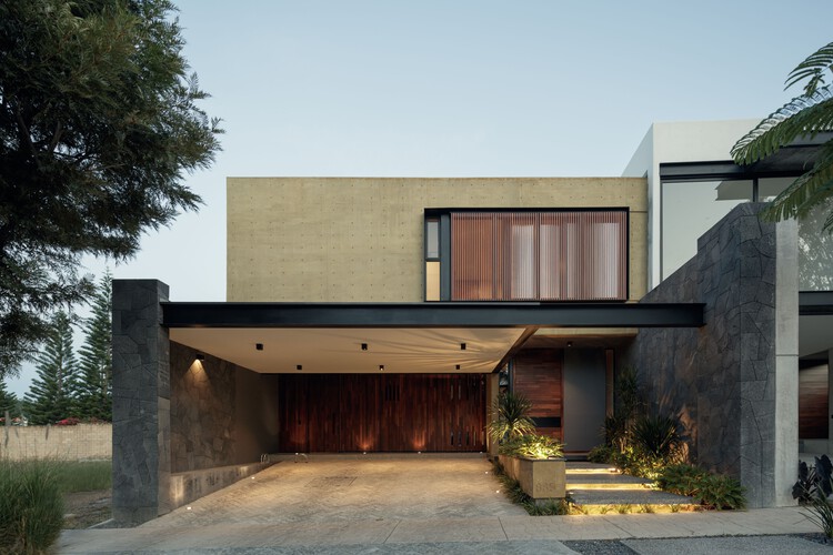 Zibu House / Di Frenna Arquitectos - Наружная фотография, Фасад, Окна, Двор