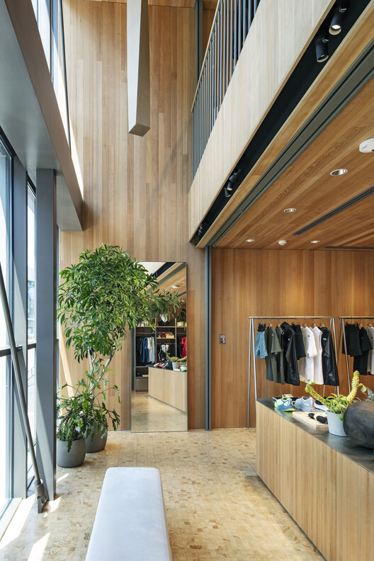 Goldwin Harajuku Building / Studio Hashimura - Внутренняя фотография, Гардероб, Окна, Луч