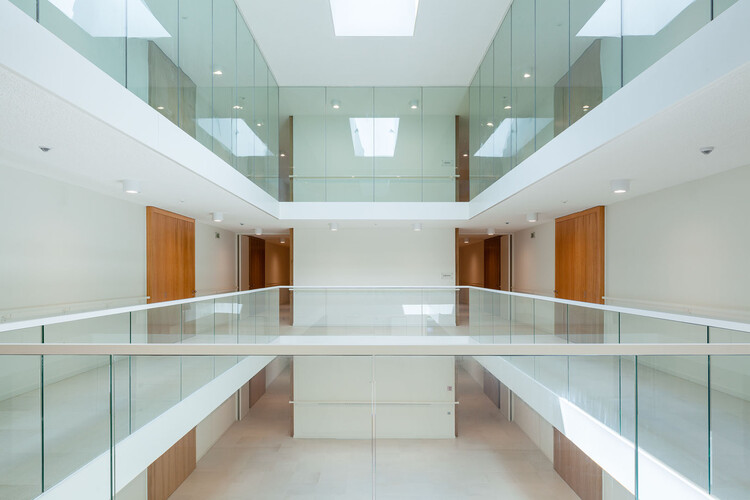 Дом для престарелых Ten Kerselaere / Atelier Kempe Thill - внутренняя фотография, кухня, перила, окна