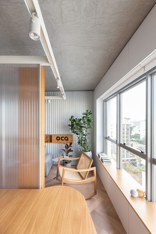 OCA Office Headquarters 03 / Oficina Conceito Arquitetura - Интерьерная фотография, Гостиная, Стол, Окна, Стул, Балка