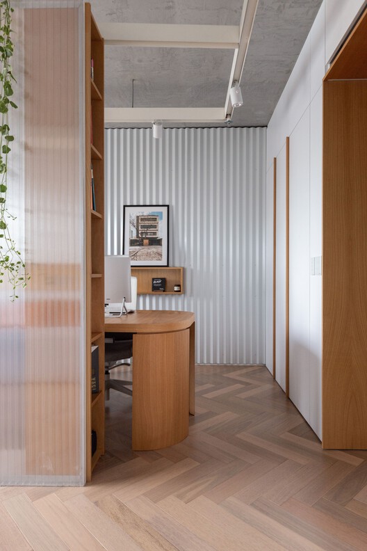 OCA Office Headquarters 03 / Oficina Conceito Arquitetura - Интерьерная фотография, кухня, стол, балка, окна