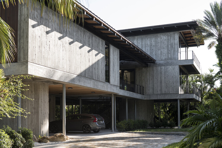 Stewart Avenue Residence / Brillhart Architecture - Наружная фотография, Фасад, Внутренний двор