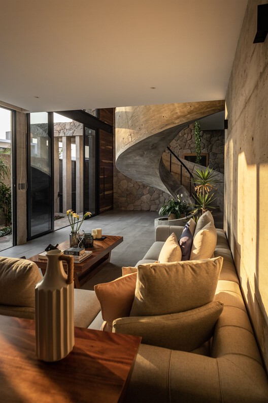 House Blvd Mandinga / Taller Multidisciplinar - Интерьерная фотография, Гостиная, Стол, Стул, Балка