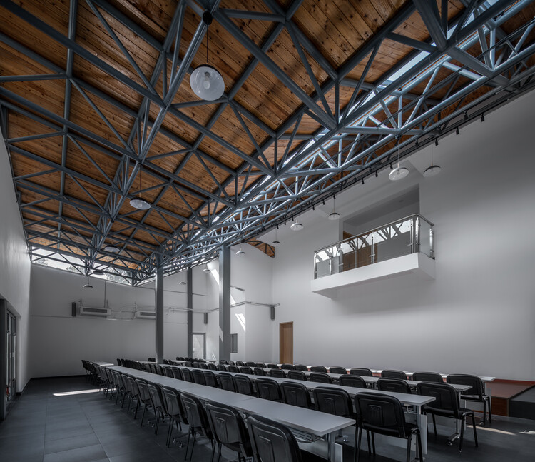 Общественный центр в деревне Тангма / Atelier RenTian - Интерьерная фотография, стул, окна, балка