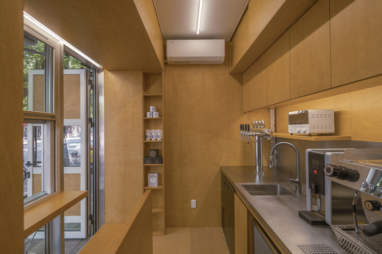 Cenchi Coffee / SpaceStation - Интерьерная фотография, Кухня, Окна, Раковина, Столешница, Балка