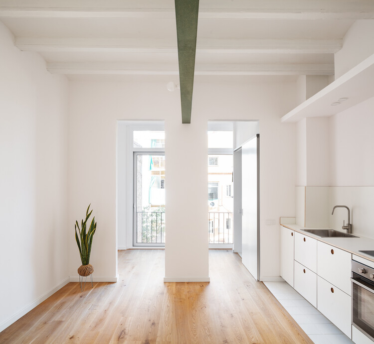 Ремонт квартиры в Sants/midori arquitectura - Фото интерьера, Кухня, Окна, Столешница, Балка