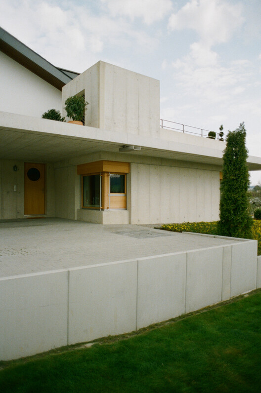 Дом с колонной / Architekturkollektiv filiale - Наружная фотография, Фасад, Окна