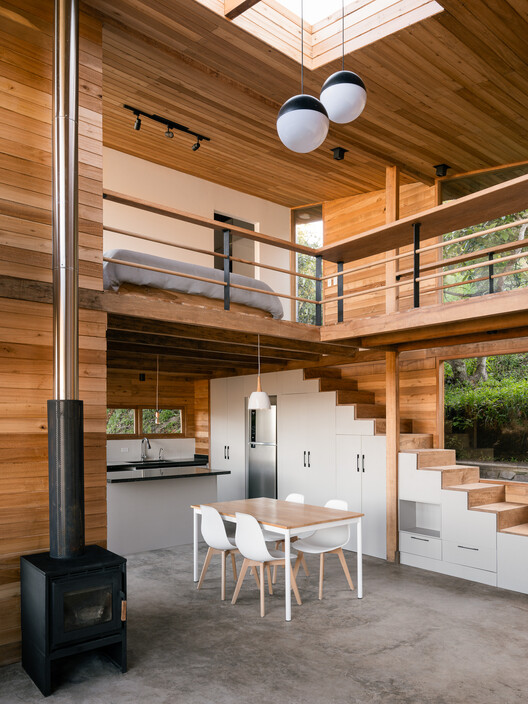 Perucho House / Pedro Calle + El Sindicato Arquitectura - Интерьерная фотография, Дерево, Стол, Стул, Окна, Балка