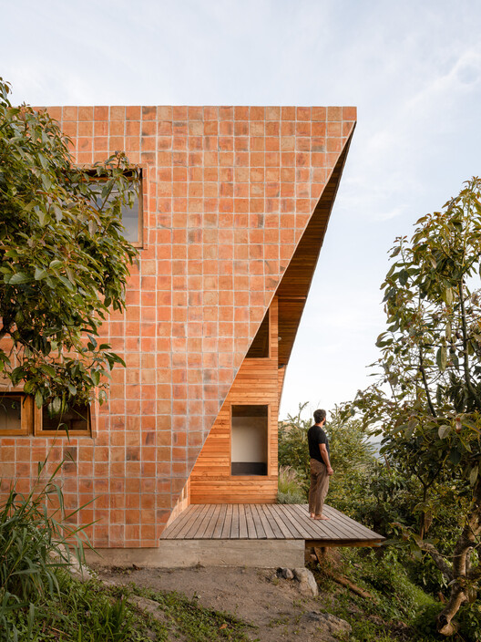 Perucho House / Pedro Calle + El Sindicato Arquitectura - Наружная фотография, Кирпич, Фасад