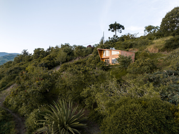 Perucho House / Pedro Calle + El Sindicato Arquitectura - Экстерьерная фотография, Окна, Лес