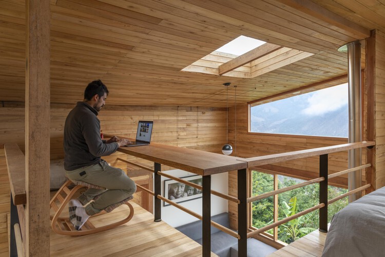 Perucho House / Pedro Calle + El Sindicato Arquitectura - Интерьерная фотография, окна, стол, балка, палуба