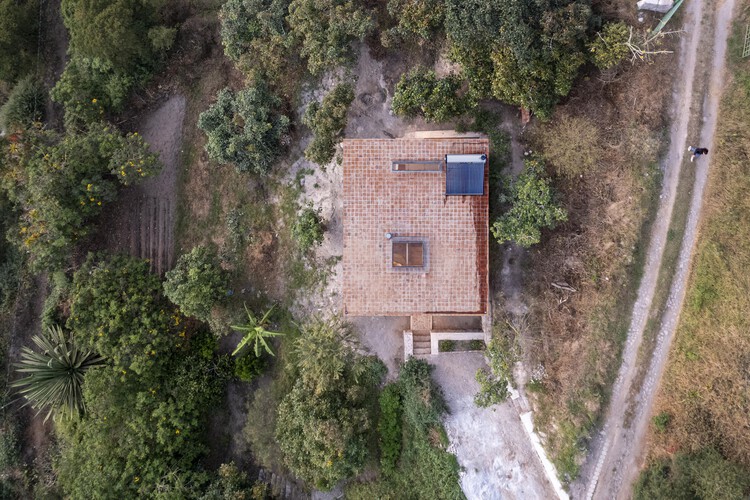Perucho House / Pedro Calle + El Sindicato Arquitectura - Экстерьерная фотография, окна