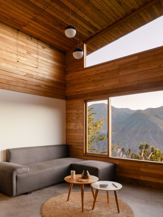 Perucho House / Pedro Calle + El Sindicato Arquitectura - Интерьерная фотография, Гостиная, Дерево, Окна, Балка