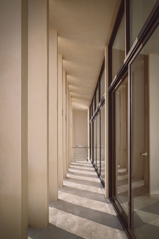 Manté Apartments / Esencial Studio - Интерьерная фотография, Лестница, Колонна