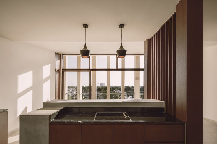 Manté Apartments / Esencial Studio - Интерьерная фотография, Окна, Столешница, Стол, Перила, Балка