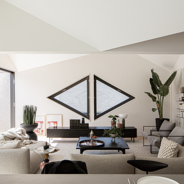 Domaine Claude Bentz / Studio Jil Bentz - Интерьерная фотография, Гостиная, Диван, Стол