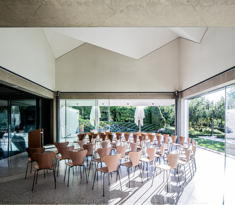 Domaine Claude Bentz / Studio Jil Bentz - Интерьерная фотография, Столовая, Стул, Стол, Окна