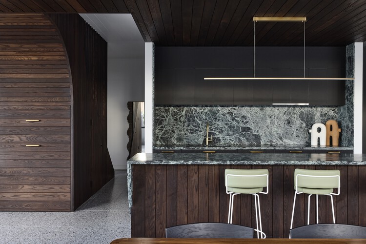 Sorrento Beach House / Jost Architects - Интерьерная фотография, Кухня, Столешница, Стул, Балка