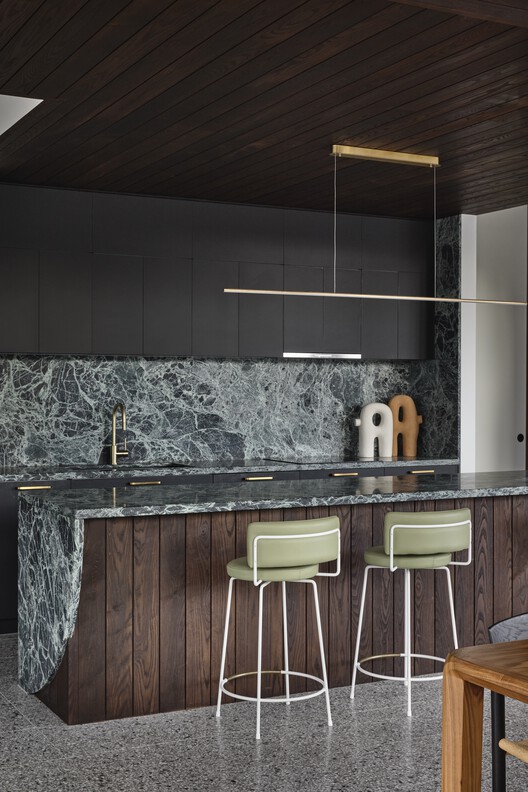 Sorrento Beach House / Jost Architects - Интерьерная фотография, кухня, столешница, стол, стул, балка