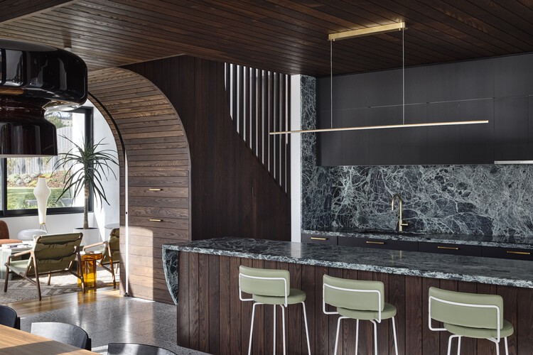 Sorrento Beach House / Jost Architects - Интерьерная фотография, кухня, стол, стул, освещение, луч