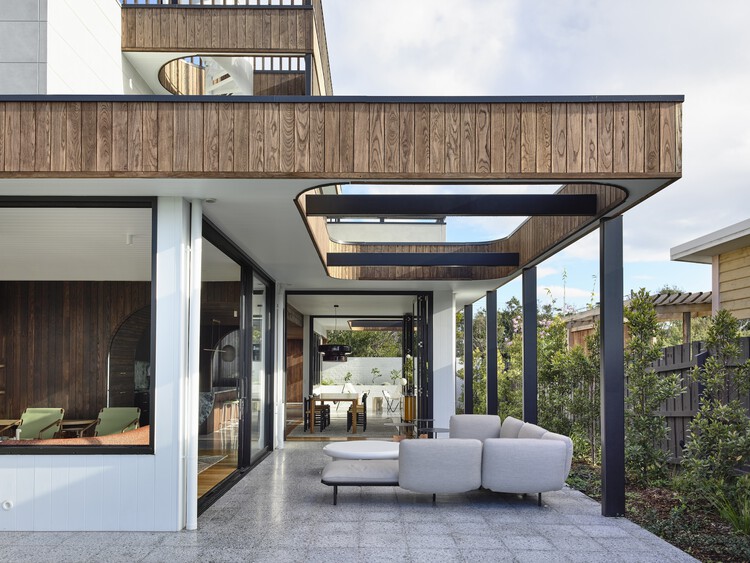Sorrento Beach House / Jost Architects - Экстерьерная фотография, окна, дверь, фасад, стул, балка, терраса, патио