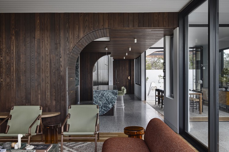 Sorrento Beach House / Jost Architects - Интерьерная фотография, стул, окна, балка